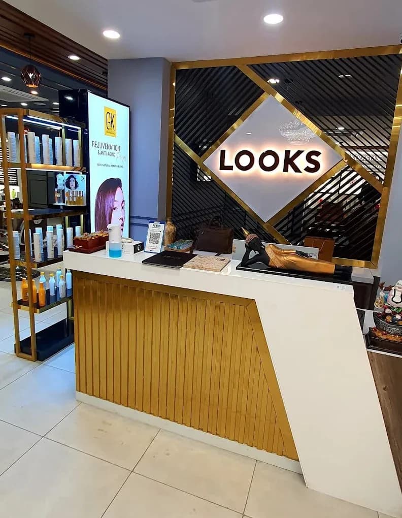 Pre-Leased Looks Salon Commercial Property for Sale in Noida | 2,800 Sq Ft | 6% ROI - Image 1